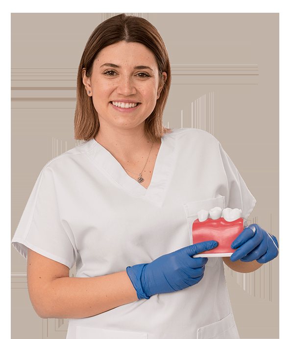 Odontóloga certificada de RegioDental sosteniendo un modelo dental